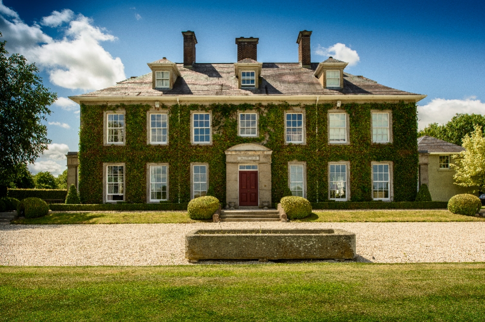 Grand Replica Linen House with Barrel-Vaulted Archway