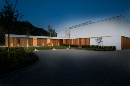 an-elegant-modern-villa-with-cantilevering-forms-overlooking-the-river-clyde-south-lanarkshire-10