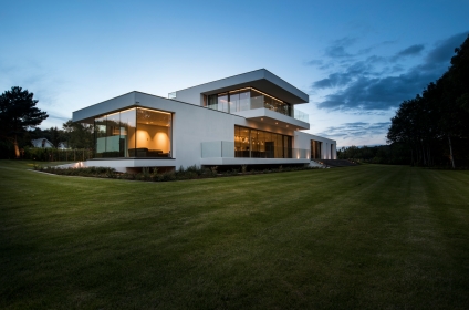 an-elegant-modern-villa-with-cantilevering-forms-overlooking-the-river-clyde-south-lanarkshire-7