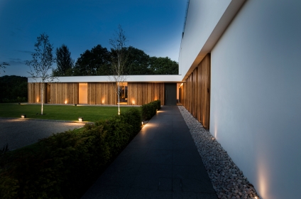 an-elegant-modern-villa-with-cantilevering-forms-overlooking-the-river-clyde-south-lanarkshire-9