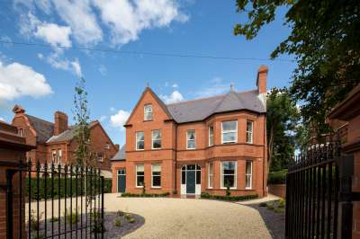 new_build_replica_home_set_in_conservation_area_1